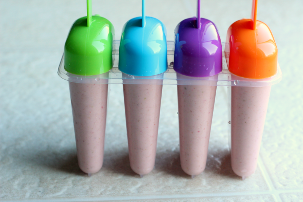 Fill popsicle molds with smoothie and make popsicles.