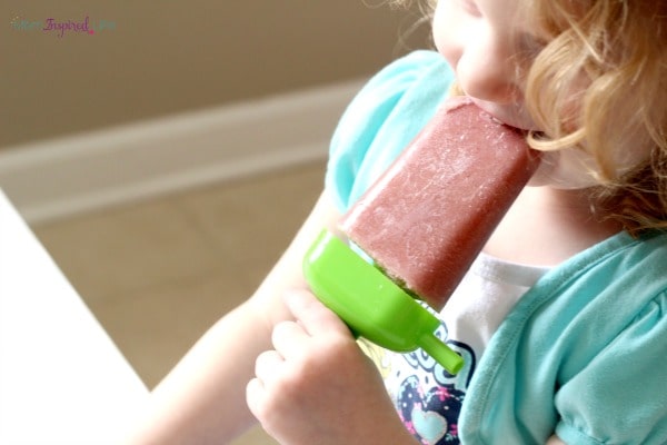 Smoothie popsicles for kids! A fun snack for kids.
