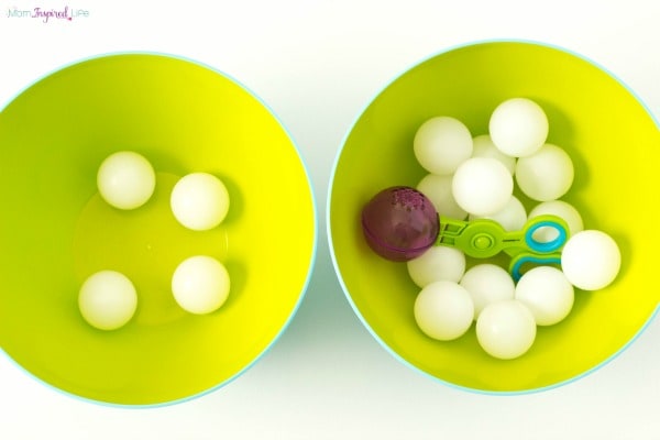 Developing fine motor skills with handy scoopers and balls. A fun fine motor transfer activity for toddlers.