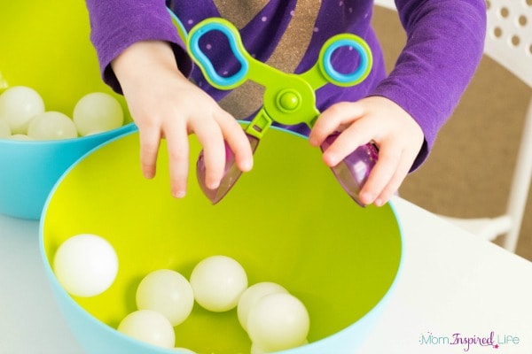 Develop cutting skills by using handy scoopers to transfer balls from one bowl to another.