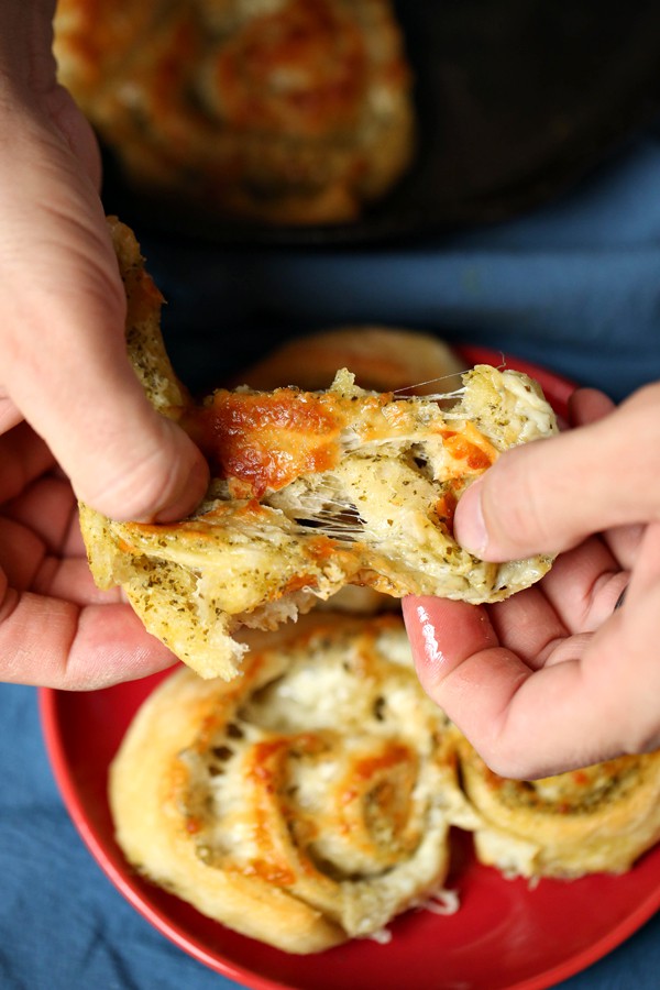 Cheesy pinwheels with pesto inside. This cheese bread recipe is delicious!