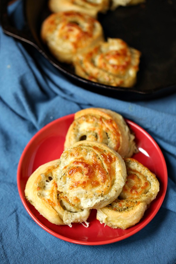 These cheesy pesto pinwheels are delicious and so easy to make. Pizza scrolls | Pizza pinwheels | Cheesy bread | Appetizer