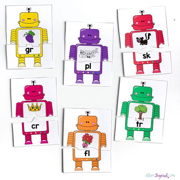 Beginning blends robot puzzles are a fun way to work on beginning blends while teaching phonics to kids. 