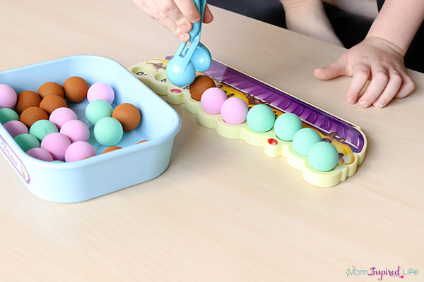 Ice cream scoop fine motor game for preschoolers to learn to count and develop fine motor skills.