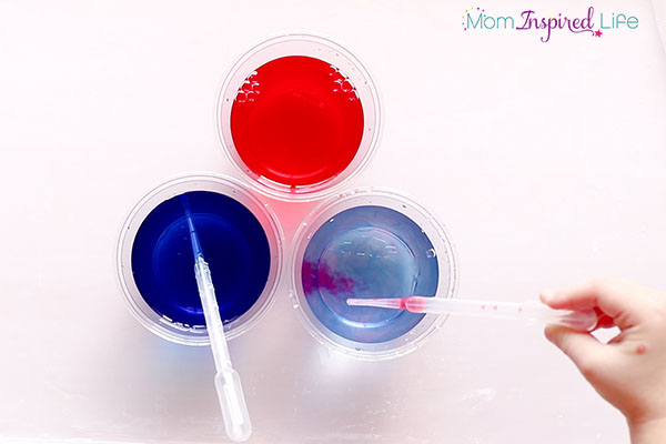 Fine motor water play activity with pipettes or droppers. A fun sensory fine motor activity!