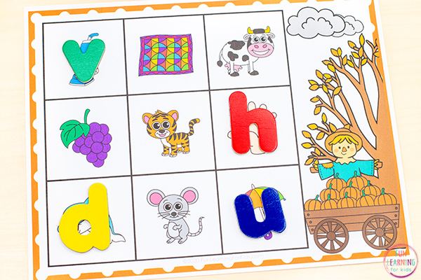 Free printable pumpkin beginning sounds mats for preschool, kindergarten, and first grade.