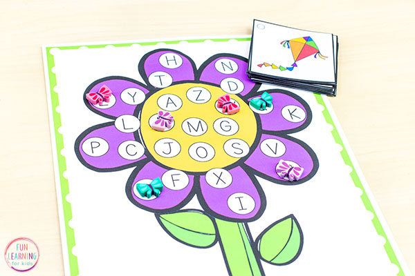 Flower beginning sounds activity for your spring literacy centers.
