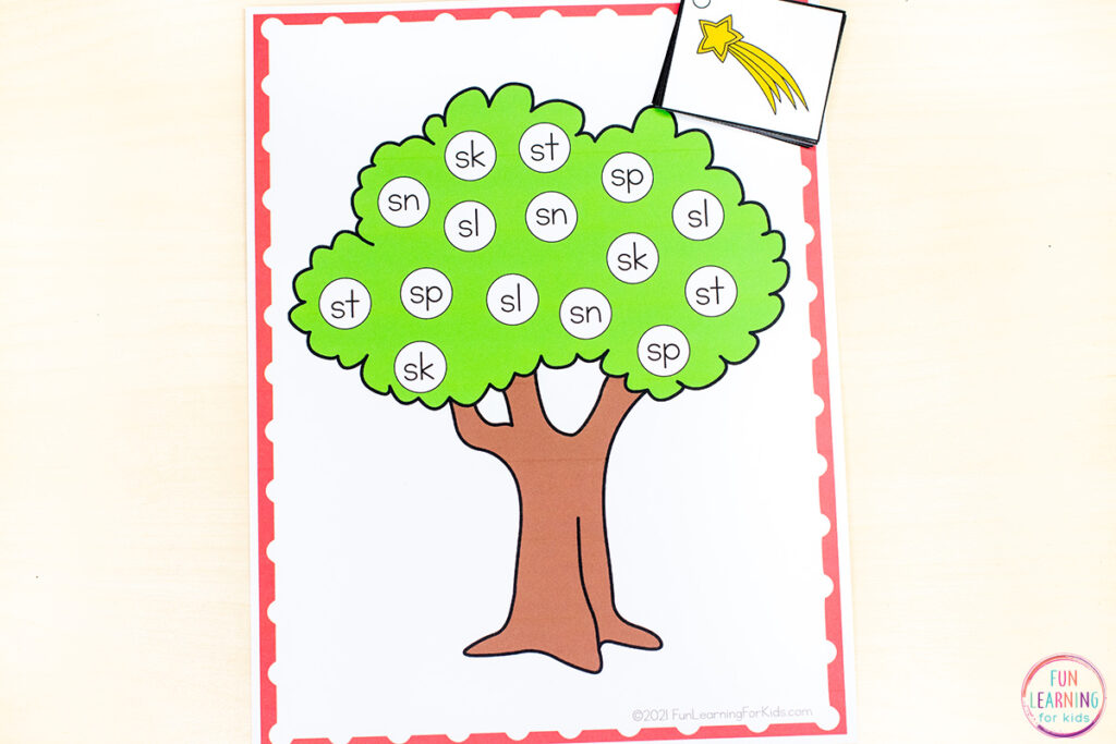 Free apple themed beginning blends reading activity for phonemic awareness and phonics skills.