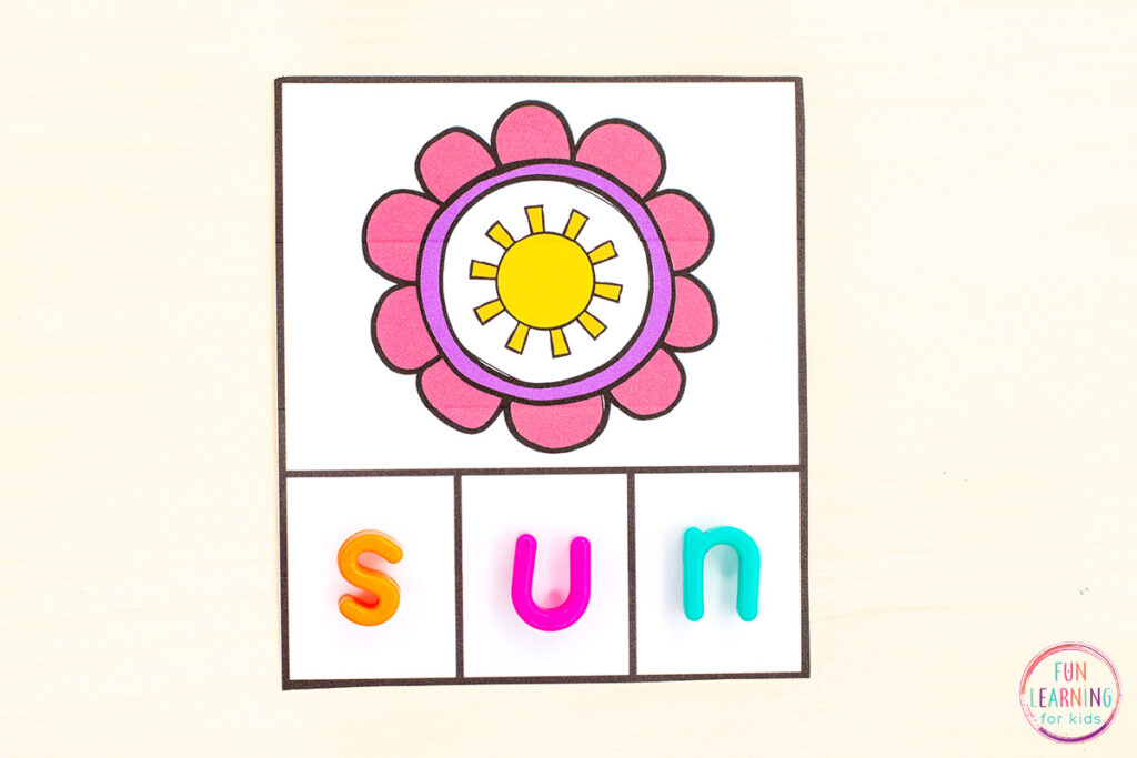 A flower CVC reading and spelling activity for kids in kindergarten and first grade.